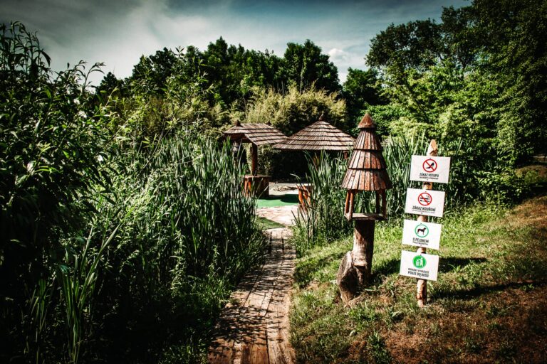 60d45eccf48d8ac9fd4c2bf3_resort-svet-prostredi-bistro-ranc-minigolf-uzice-xl (3)