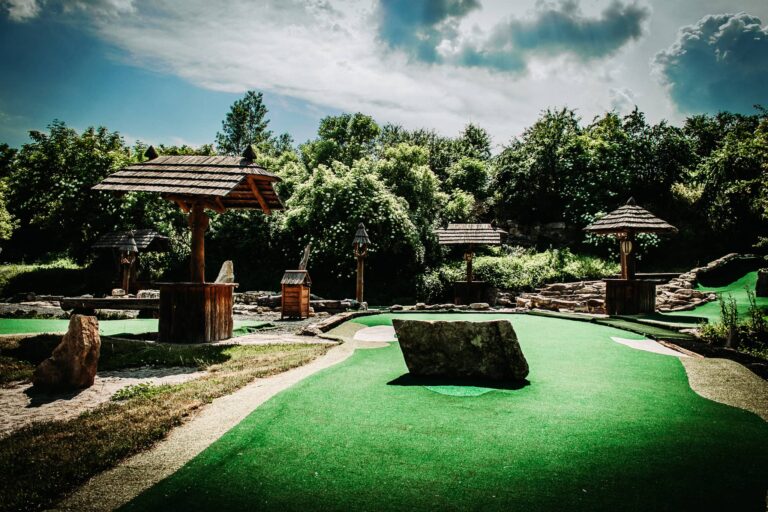 60d45ecfa6a540c97f1d2d7d_resort-svet-prostredi-bistro-ranc-minigolf-uzice-xl (10)