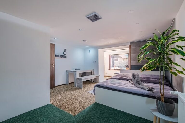 7e0b83_5602c39bbf7741dd9252337e1da499c1~mv2