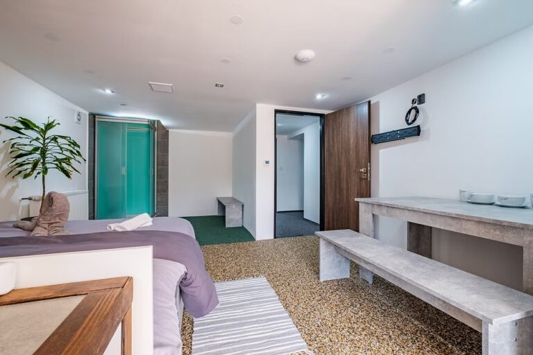 7e0b83_db72878066a247e7902d70caf9e69d3a~mv2