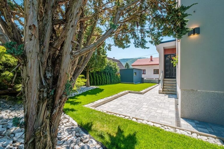 7e0b83_f860e8bd189142d590c0db7dd28a9629~mv2