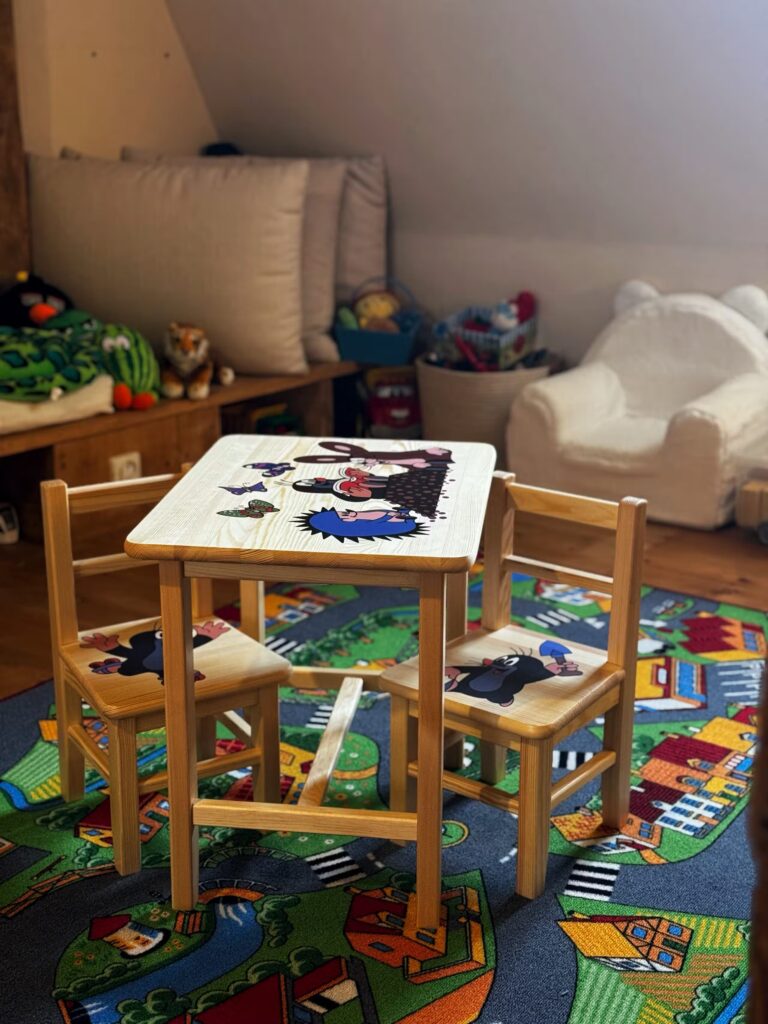 detsky-koutek-zidle-a-stolek--scaled