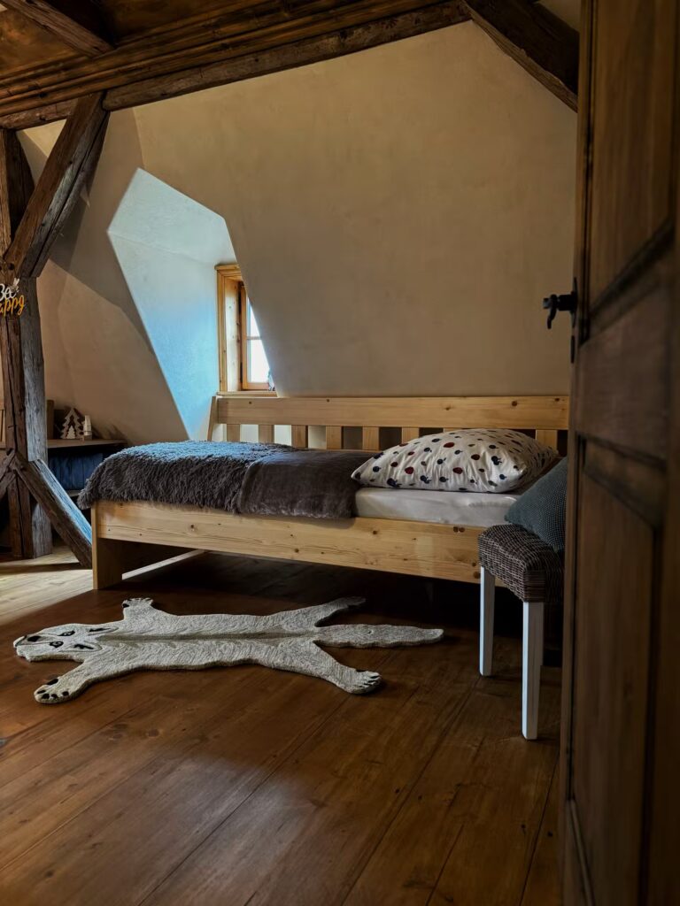 pokoj-s-dvemi-oddelenymi-luzky-1