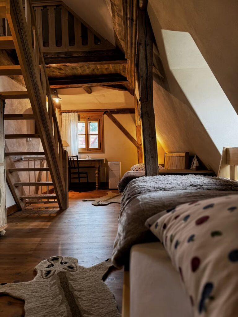 pokoj-s-dvemi-oddelenymi-luzky-5